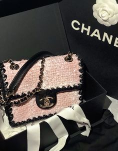 Pink Chanel Bag Aesthetic, Chanel Aesthetic Pink, Chanel Bags Aesthetic, Chanel Bag Aesthetic, Chanel Bag Pink, Channel Purse, Coco Chanel Bags, Black Chanel Bag, Chanel Girl