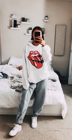 pin↠juliatops vsco↠juliatops Looks Hip Hop, Outfit Essentials, Teenage Outfits, Sweatpants Outfit, Cute Lazy Outfits, Lazy Outfits, Chill Outfits, Fashion Blogger Style, Cute Comfy Outfits