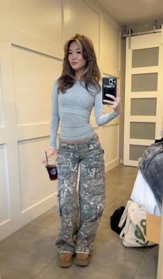 cr : @222renaa/TikTok | fit inspo | fall outfit aesthetic | camouflage cargo pants | camo cargo outfit | ugg outfit aesthetic Camo Cargo Outfit, Cargo Pants Camo, Outfit Ugg, Fall Outfit Aesthetic, Winter Pants Outfit, Cargo Outfit, Pants Outfit Fall, Camouflage Cargo Pants, Camo Outfits