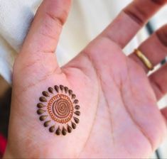 Simple Meganthi Design, Fingers Henna Design, Simple Circle Mehndi Designs, Small Mehendi Designs, Mehndi Designs Fingers, Small Mehndi Designs, Wrist Mehndi Designs, Brides Mehndi, Finger Mehndi Designs