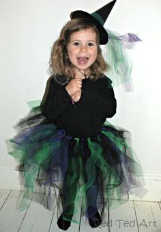 Make this easy halloween costume with your kids - I will be making these in a crafty session with 8yrs olds (with longer skirts). Perfect. Diy Knight Costume, Diy Witch Costume, Super Easy Halloween Costumes, Easy Homemade Halloween Costumes, Diy Witch, Red Ted Art, Easy Halloween Costume, Diy Halloween Costumes For Kids, Homemade Halloween Costumes