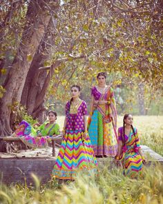 Bridesmaid Games, Tana Bana, Simple Suit, Bridesmaid Outfits, Photography Reference, Indian Illustration, Bridesmaid Gowns, Iranian Women Fashion