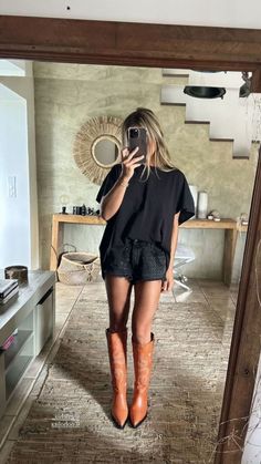 Casual Elegant Summer Outfits, Joshua Tree Wedding Guest Outfit, Cowgirl Boots Summer Outfit, Cowgirl Dress Outfits, Urban Cowgirl Outfits, Keinemusik Outfit, Chic Festival Outfits, Cowboy Boot Outfits Summer, Cowgirl Chic Outfits