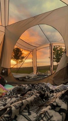 there are many tents that have been set up on the ground for people to sleep in