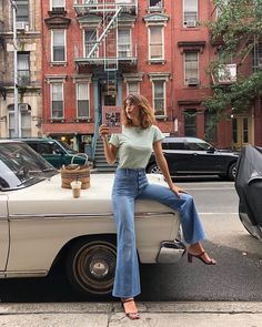 Style Inspiration for Every Type of Woman #styleinspiration #1970s #1970sfashion #1980s #1980sfasion #womanoutfits #fashionactivation #womanslook French Style Icons, Mode Poses, Style College, Style Parisienne, Flair Jeans, Jeanne Damas, Outfit Jeans, Herve Leger