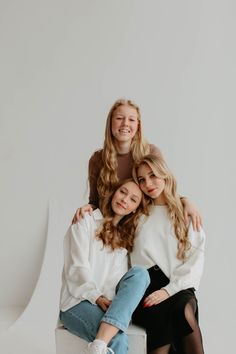 Sisters Photo Ideas, Mafia Photoshoot, 3 People Poses, Family Of Three Photoshoot, Sisterhood Aesthetic, Pictorial Ideas, Family Portrait Studio, Sisters Photo, Studio Family Portraits