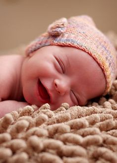 a baby is laying on top of a blanket with a caption that reads, tres bonne journe et souvenens - toi souris la vie