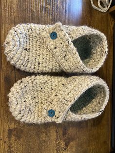 A pair of modern crochet slippers. Crochet Slippers Tutorial, Simple Crochet Slippers Free Pattern, Crochet Slipper Socks, Crochet Sole, Comfy Crochet, Easy Crochet Slippers, Slippers Crochet, Crochet Slippers Free Pattern