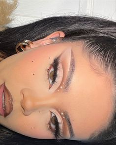 Neutral Makeup With Rhinestones, Makeup Ideas Eyeshadows Natural, Eyeliner Lashes Make Up, Light Neutral Makeup Natural Looks, Kai Uchis Makeup, Euphoria Make Up Ideas, Graduation Makeup With Rhinestones, Bad Bunny Concert Makeup Nadie Sabe