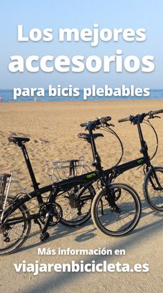 three bicycles are parked on the beach in front of the ocean with words that read, los mejores accessories para bicics pebables