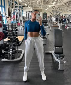 Joggers Gym Outfit Women, Sweat Pants Gym Fit, Grey Sweatpants Gym Outfit, Workout Outfits With Sweatpants, Gym Outfit Joggers, Basic Gym Outfits, Jogger And Crop Top Outfit, Knee Fat Workout