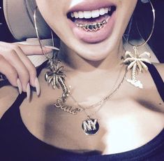 Gold Teeth Grills, Gold Teeth Grillz, Girl Grillz, Chica Chola, Grillz Teeth, Diamond Grillz, Gold Grill, Gold Grillz