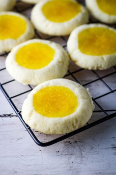 there are some cookies that have been made to look like they are on a cooling rack