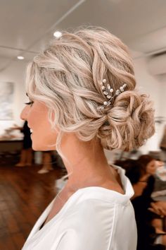 wedding updo, elegant hairstyles, timeless wedding Low Romantic Updo Brides, Bridal Style Updo, Wedding Hairstyles Updo Elegant Classy, Bridal Romantic Updo, Boho Bridal Updo With Veil, Wedding Bride Hairstyles Updo, Loose Wedding Bun, Wedding Updo Front View, Blonde Updo Wedding