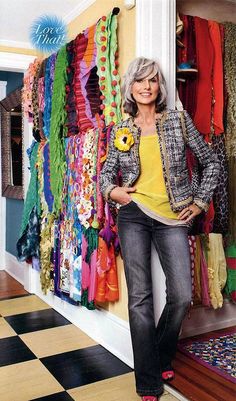 FASHION OVER FIFTY | STREEY STYLE - I would substitute one of my best colours for the yellow, but I love the look. Fashion Over Fifty, Mode Tips, Mode Hippie, Paris Mode, Advanced Style, Going Gray