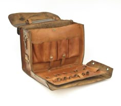 Leather Craft Ideas, Craftsman Tools, Leather Inspiration, Tooled Leather Bag, Tool Roll, Leather Craftsmen, Leather Tools, Tool Bags, Leather Workshop