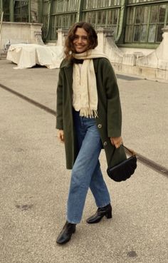 Classic Fall Fashion Women, Outfit Ideas Uk Street Styles, Artsy Concert Outfit, Early Fall Fits, Felt Hat Women, Fall Fashion Color Palette, Going Out Fall Outfits Night, Steven Sanchez Concert Outfit, Wide Leg Courdroy Pants Outfit