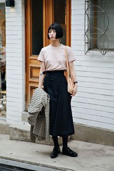 Korean Women Street Fashion, Japanese Style Women Outfit, Japanese Street Style Women, Tokyo Street Style Women, Korean Street Style Women, Emerging Designers Fashion, 2017 Fashion Trends, Tokyo Fashion