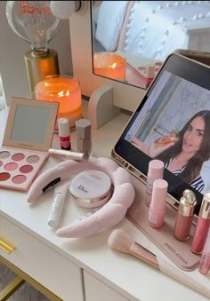 Vogue Skincare Aesthetic, Beauty Vanity Aesthetic, Makeup Therapy Aesthetic, Makeup Routine Aesthetic, Makeup Influencer Aesthetic, Vogue Get Ready With Me, Beauty Influencer Aesthetic, Doing Makeup Aesthetic, Girl Doing Makeup