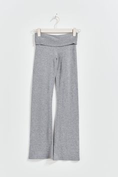 Gina Tricot - Y knitted yoga tall pants - Grey - Length: Tall length Waist Rise: Low waist Leg: Bootcut Fit Normal Detail: Ribbed cuff, Ribbed cuff, Folded down waist Description: Ecovero™, Ecovero™, Young Additional Description: YOUNG TALL inseam Knitted sweatpants in soft yarn. Fold down waistband. Yarn is made of 50% EcoVero  Supplier: Ocean Sweater Ind. (Pvt.) Ltd. Production unit: Ocean Sweater Ind. (Pvt.) Ltd. Lining: - Grey melange - Female - new Ocean Sweater, Grey Yoga Pants Outfit, Grey Yoga Pants, Tall Pants, Yoga Pants Outfit, Grey Sweatpants, Cool Hoodies, Grey Pants, Cute Skirts