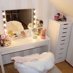 Rangement Makeup, Simple Bed Designs, Glam Room, Makeup Rooms, Makeup Room, Beauty Room