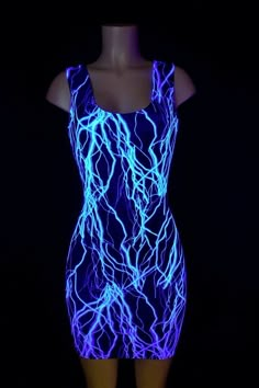 Glow Party Outfit, Glow Outfits, Light Up Dresses, Garden Party Dresses For Women, Black Jeans Outfit Ideas, Blacklight Party, Latina Outfit Ideas, Neon Dresses, Prom After Party