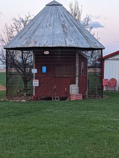 Corn Crib Chicken Run Swedish Flower Hen, Corn Crib, Chicken Care, Chicken Feeders, Chicken Farming, Backyard Chicken Farming, Chicken Run, Hatching Eggs, Chicken Runs