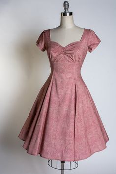 Sweetheart Neckline Fitted Sleeve Empire Waist Princess Seams Center Back Zip Ties at Back 100% Cotton Dress With Empire Waist, 1950s Fit And Flare Dress, 1960 Dresses Vintage, 1940s Pink Dress, Neck Lines For Dresses, Fancy Vintage Dresses, Square Neckline Pattern, Dress Cute Aesthetic, Aesthetic Dress Ideas