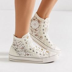 Basket Shoes, How To Lace Converse, Baskets Converse, Classic Wardrobe Essentials, Unique Sneakers, Converse Sneakers, Womens Wedges, Casual Shoes Women