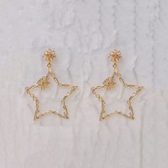 Bezel Set Uneven Shape Slice Diamond Star Drop & Dangle Earrings, Big Star Stud Earrings, Unique Earrings, Party Wear Earrings, Handmade Jewelry Petite Gift For Mom, Sister, Friend, and Family. You can gift them on anniversary, Birthday, Cyber Monday and charismas Also available in Rose Gold, White Gold and Yellow Gold. 𝐏𝐫𝐨𝐝𝐮𝐜𝐭 𝐢𝐧𝐟𝐨: 𝟏𝟒𝐤 𝐬𝐨𝐥𝐢𝐝 𝐠𝐨𝐥𝐝 ★𝐃𝐞𝐭𝐚𝐢𝐥𝐬 ★𝐒𝐊𝐔 𝐂𝐨𝐝 : 2683 ★𝐏𝐮𝐫𝐢𝐭𝐲 : Solid 14k Gold ★𝐌𝐞𝐭𝐚𝐥 : Yellow Gold ( Also available in Rose Gold & Star Dangle Earrings, Gold Star Earrings, Earrings Big, Star Earrings Stud, Diamond Star, Earrings Unique, Earrings Drop, Star Studs, Gold Star