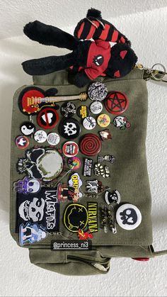 Messenger Bag Decorating Ideas, Messenger Bag Pins Aesthetic, Decorating My Messenger Bag, Decorating Messenger Bag, Broches Aesthetic Mochila, Grunge Pins For Backpacks