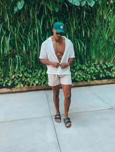 Beach Outfit Men, Outfits Night Out, Birkenstock Men, Modern Mens Fashion, Miami Outfits, Mens Casual Outfits Summer, Outfits Hombre, Mens Casual Dress Outfits