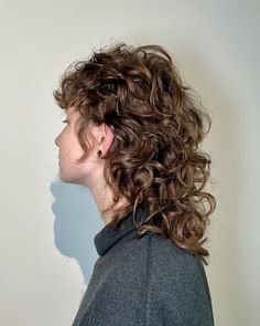 Shag Hairstyles Medium Back View, Naturally Curly Mullet, Modern Curly Mullet Women, Curly Edgy Hair, 80s Shag Haircut Curly, Edgy Haircuts Curly Hair, Curly Mullet Round Face, Curly Haircut Woman, Curly Shag Medium Length