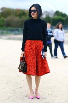 Miao Miao photographed by Street Peeper. Could you die over the texture of that skirt? Scrumptious. Haute Couture, Inspired Outfits, Dirndl, Romantic Summer, Textured Skirt, Orange Skirt, Look Retro, Red Skirt