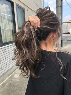 Korean Hair Color, Hair Color Underneath, Brown Hair Inspo, Hair Color Streaks, Brunette Hair With Highlights, Hair Streaks, Brown Hair Balayage, Hair Dye Colors, Hair Inspiration Color