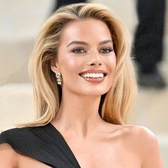 Brunette Margot Robbie, Margot Robbie Eye Makeup, Margot Robbie Hairstyles, Margot Robbie Updo, Margot Robbie Smile, Old Glam Makeup, Margot Robbie Makeup Looks, Margot Robbie Hair Blonde, Blonde Celebrities Female