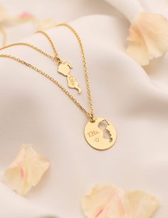 Initial Heart Necklace, Creative Jewelry Photography, Gold Jewellry, Fancy Jewellery Designs, Mens Gold Bracelets, Baby Jewelry, Gold Necklace Set