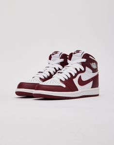 Simple yet refined, the new Air Jordan 1 Retro High OG "Artisanal Red" is the perfect complement to any outfit. This twist on MJ's first signature model boasts a white and "Artisanal Red" leather upper, Wings-logo stamps, and OG Nike Air branding. Leather upper Swoosh overlays Wings logos Traditional lacing system Cush