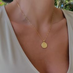 Medallion Necklace. Gold Filled Coin Necklace. Dainty Minimalist Jewelry. Mothers Day Gift for Her - Etsy Gold Circle Pendant Necklace, Gryffindor Wardrobe, Necklaces Circle, Coin Necklace Gold, Unique Gifts For Mom, Gold Coin Necklace, Cute Birthday Gift, Jewelry Words, Gold Medallion