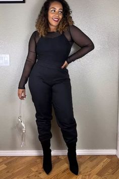 Sheer sleeves, monochrome black palette, high-waisted pants, boots create a sophisticated style. Plussize Outfit Ideas, Outfit Ideas Modest, Concert Outfit Ideas