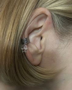 Little Star Ear Cuff Cute and delicate star ear cuff Ear Cuff Styling, Star Piercing Ear, Star Ear Cuff, Ear Piercings Cuff, Star Piercing, Star Jewellery, Wrap Earrings, Holy Moly, Ear Cuff Earings