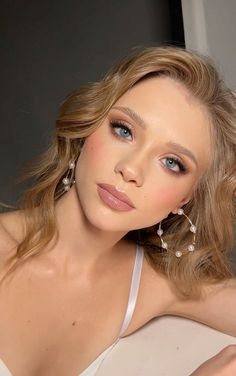 Peachy Bridesmaid Makeup, Bridesmaid Makeup For Pink Dress, Peachy Bride Makeup, Pink Champagne Makeup, Light Makeup Blue Eyes, Country Glam Makeup, Wedding Makeup Ethereal, Colourful Bridal Makeup, Strawberry Blonde Wedding Makeup