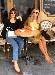 French Shoes Style, Style Chic Parisien, French Capsule Wardrobe, Pumps Outfit, French Shoes, French Women Style, French Street Fashion