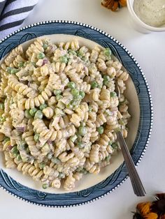 Classic Creamy Pasta Salad with Peas Pasta Salad With Peas, Salad With Peas, Creamy Pasta Salad, Warm Weather Recipes, Creamy Pasta Salads, Cookout Side Dishes, Ranch Pasta Salad, Cold Pasta, Easy Pasta Salad