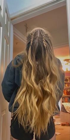 Long Haircolor Ideas, Long Brown Hairstyles Ideas, Tash Sultana Concert Outfit, Zoo Outfit Aesthetic, Curled Hair Ideas, Haircut Selfie, Photo Hijab, Cute Hairstyle, Hijab Girl