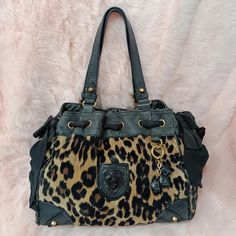 Juicy Couture Leopard Bag, Lace Bags Vintage, Old Juicy Couture Bags, Aesthetic Designer Bags, Juicy Couture Bag Outfit, Leopard Print Purse, Juicy Couture Bags Vintage, Trendy Purses 2024, Juicy Couture Shoulder Bag