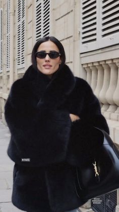 Black Mink Coat Outfit, Long Fur Coat Aesthetic, Extreme Cold Outfits, Black Fur Coat Aesthetic, Fur Coat Aesthetic Outfit, Fur Coat Outfit Black, Black Fur Jacket Outfit, Black Fur Outfit, Black Fur Coat Outfit