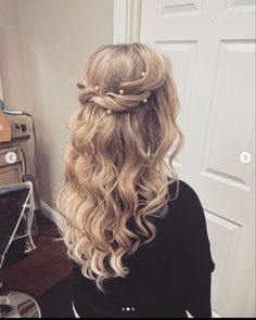 Frizura Za Malu Maturu, Bridal Hair Down With Veil Loose Curls, Beach Wedding Hair Half Up, Wavy Prom Hairstyles, Curled Wedding Hair, Lola Hair, Bride Hair Down, Carpet Ideas 2023, Good Haircut