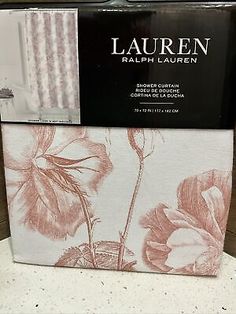 the packaging for lauren's new bedding set is shown in its cardboard box