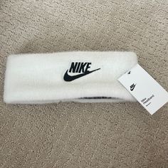 Hire And Black Nike Women’s Headband Nike Headbands Hairstyles, Bandana Nike, Nike Bandana, Nike Tie Headbands, Nike Headband, Nike Headbands, Nike Set, Reversible Headband, Tie Dye Bandanas